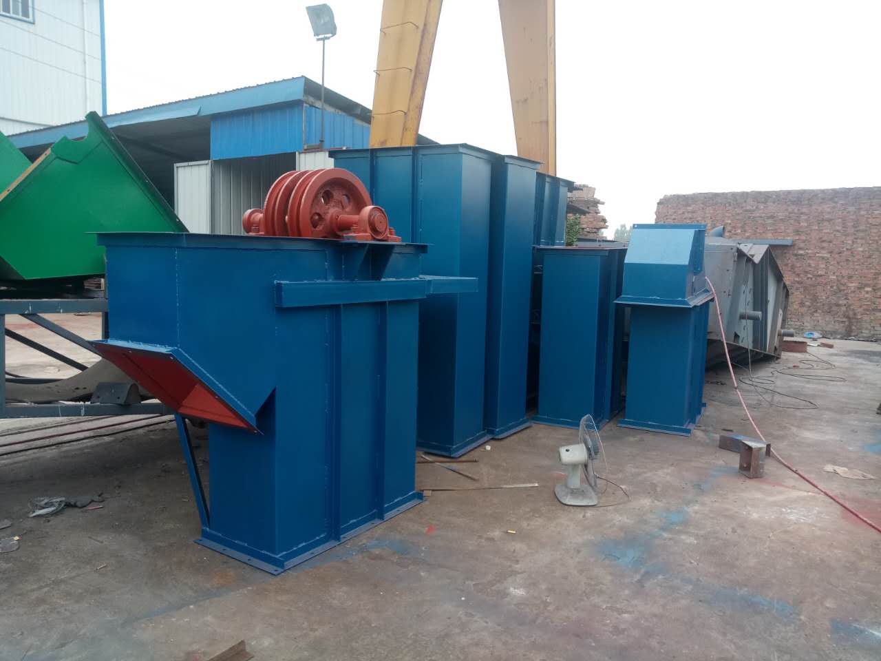 斗式提升機(jī)外殼安裝順序以及比較簡(jiǎn)單的方式(斗式提升機(jī)外殼選材)