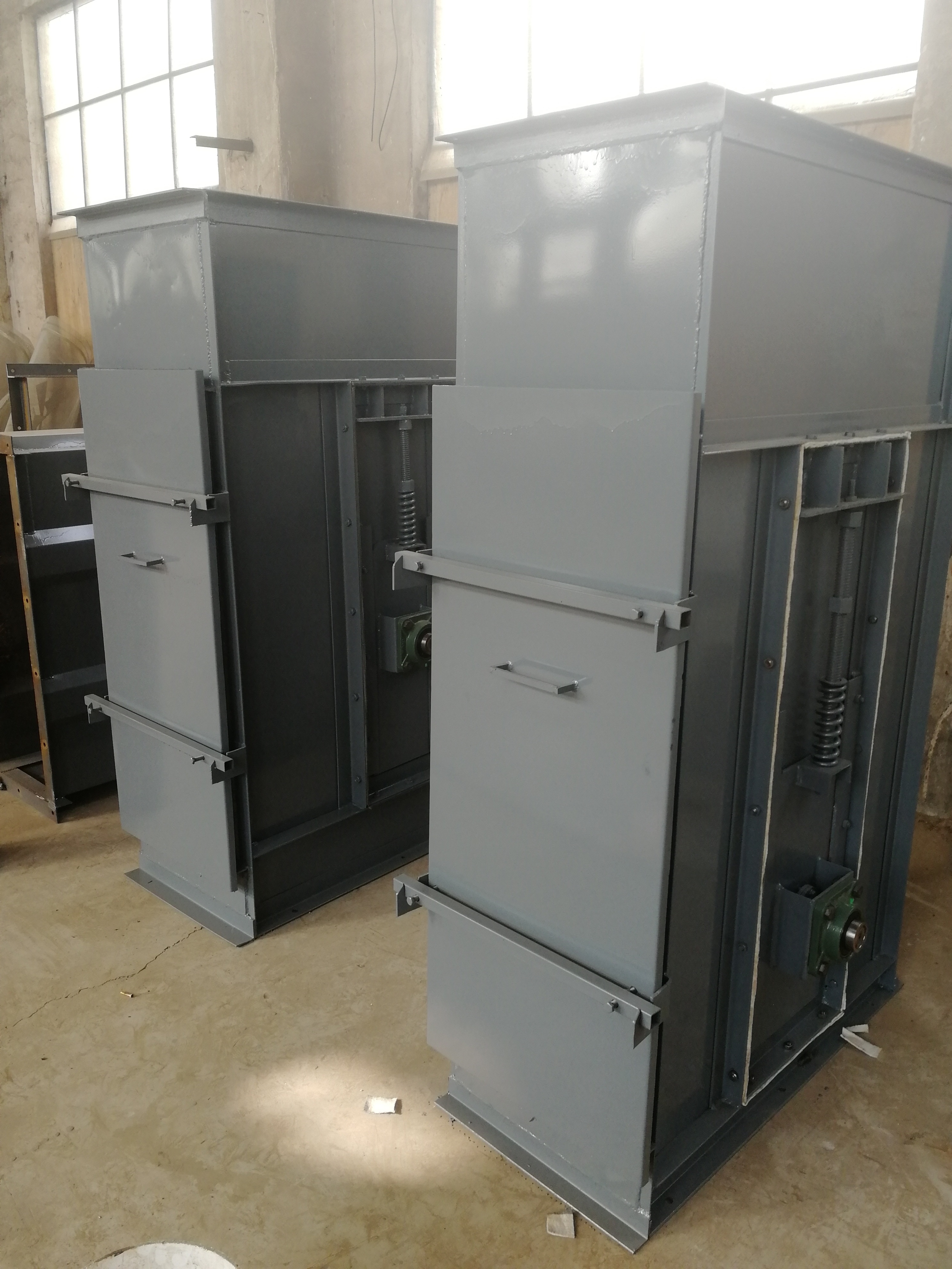 石膏塊粉挖斗式提升機(jī)廠家介紹其應(yīng)用(石膏礦提升機(jī))